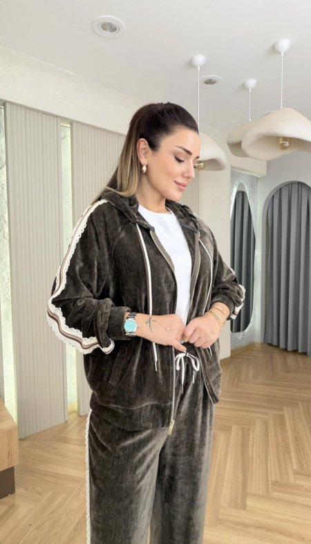 طقم مخمل مع دانتيل