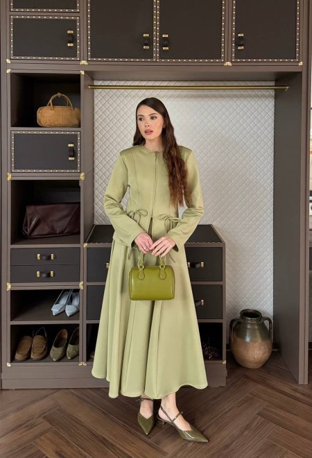 طقم رسمي بتنورة كلاسيكية