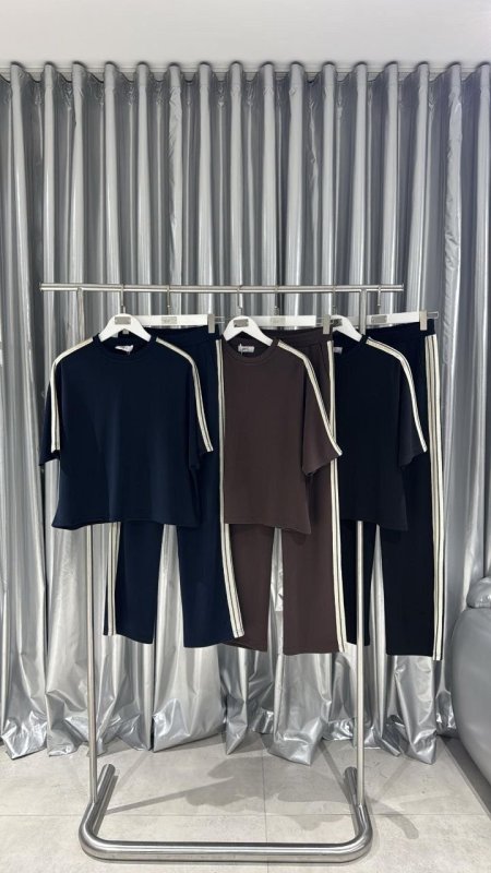 طقم صيفي مع خطوط جانبية