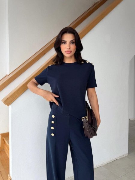 طقم صيفي مع ازرار ذهبية