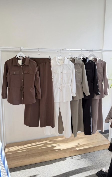 طقم مع زمة على الخصر