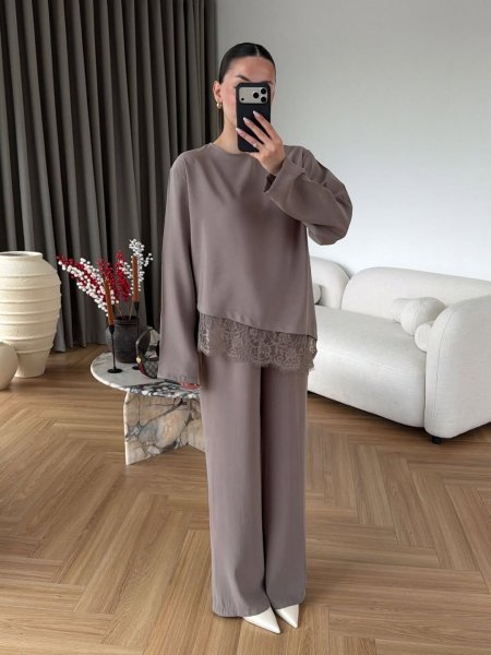 طقم مع دانتيل