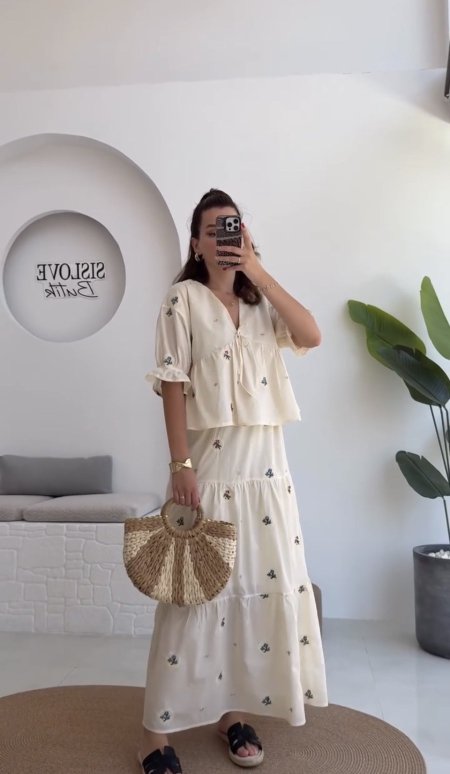 طقم تنورة وردة نقشة