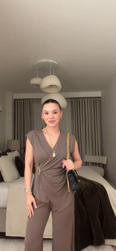 طقم ستايل عملي مع بروش ذهبي