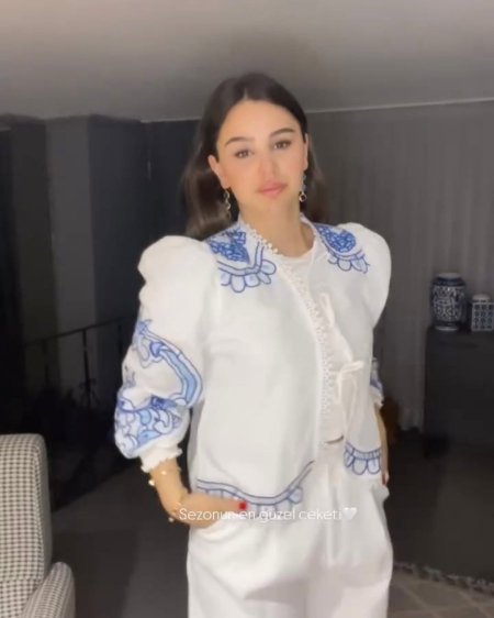 قميص مع تطريز ناعم