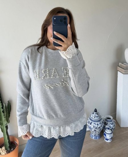 بلوزة لؤلؤ ودانتيل