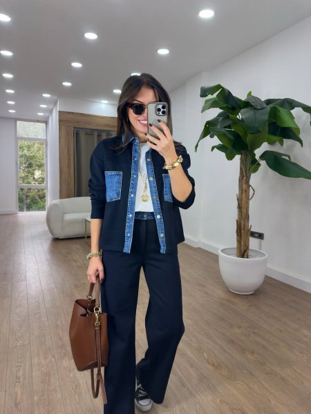 طقم كحلي بلمسات فضية وجينز