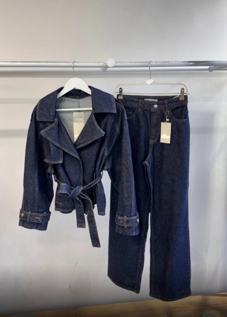 � طقم جينز بقبة مزدوجة وزمّة خصر أنيقة