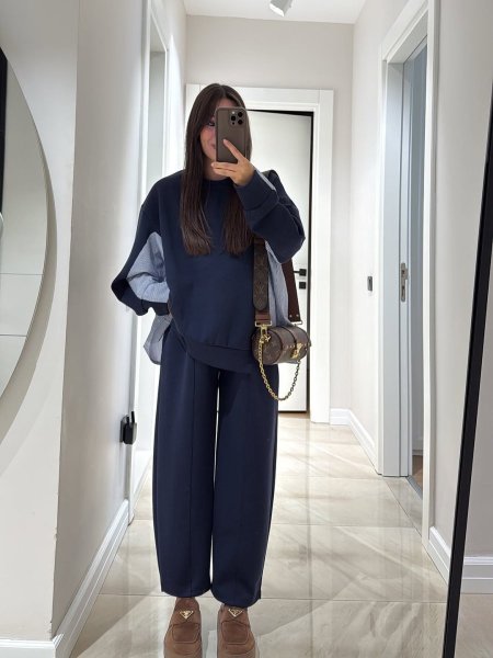 � طقم واسع بتفاصيل مخططة أنيقة