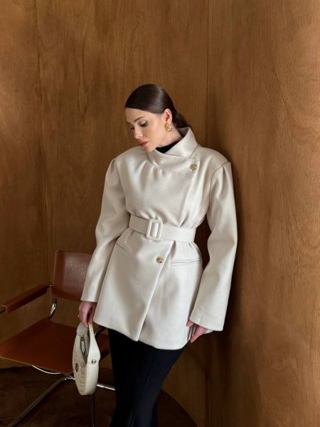 جاكيت شتوي تقيل بقبة عالية وزنار خصر أنيق ودافئ