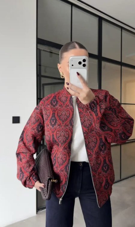 جاكيت مطرّز بألوان جذابة بنقشة تشبه الفسيفساء.