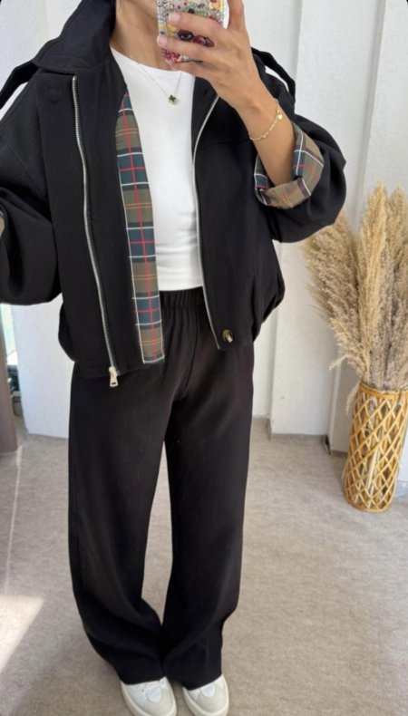 طقم أسود مبطّن من الداخل بقماش كاروهات